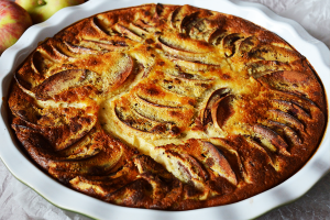 CINNAMON APPLE AND WALNUT CAKE